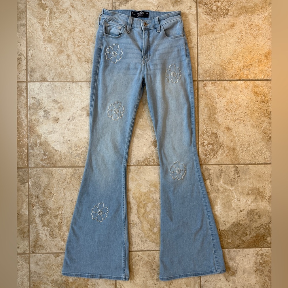 Hollister High-Rise Flare Light Wash Jeans with Embroidered Flowers Sz 2 Long